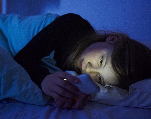 How To Use Gadgets At Night Without Disturbing Your Sleep Cycle